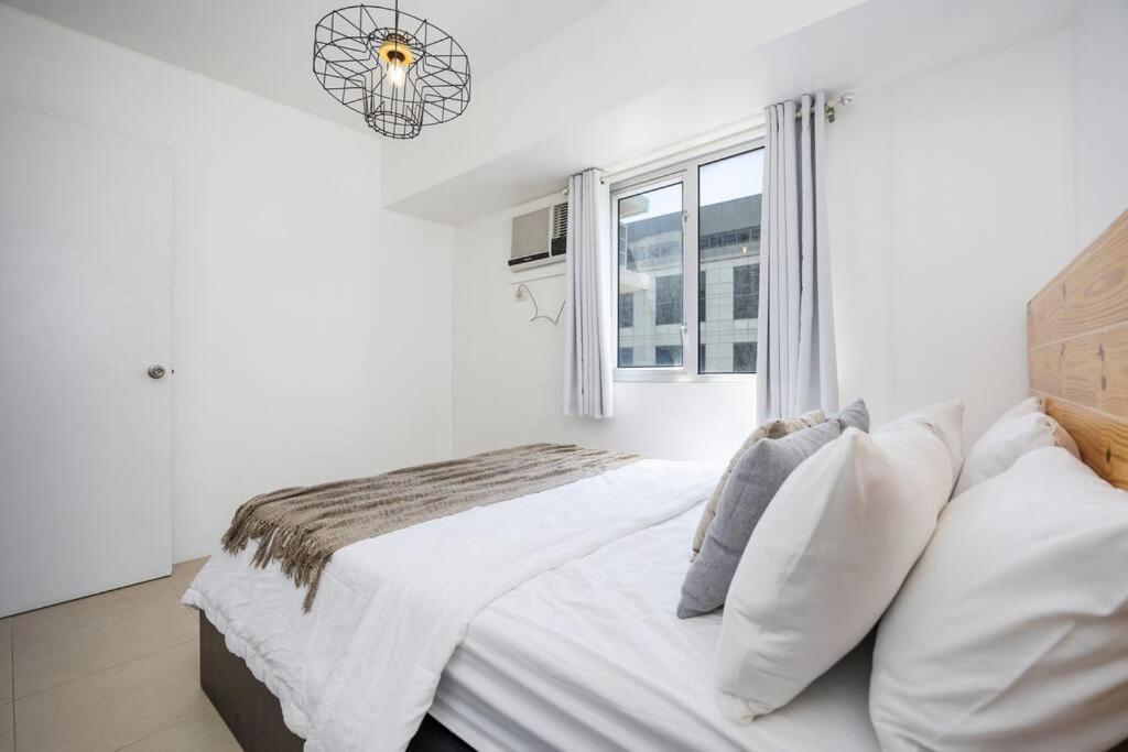Furnished 2-bedroom In Avida Towers Riala, It Park With Fast Wifi, Netflix, Pool And Cebu