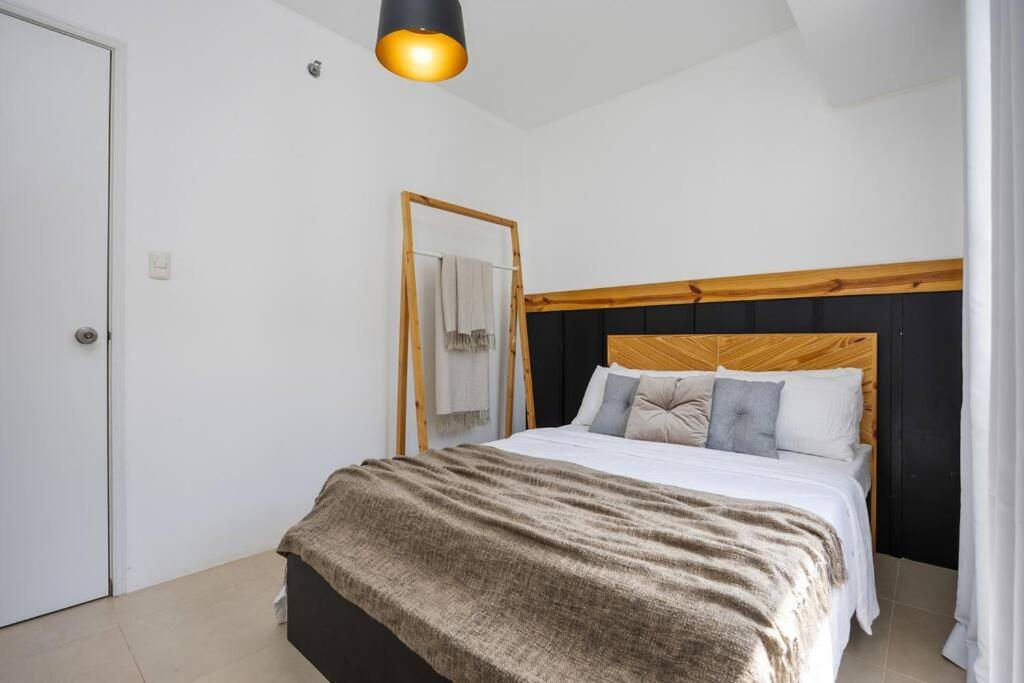 Furnished 2-bedroom In Avida Towers Riala, It Park With Fast Wifi, Netflix, Pool And Apartment