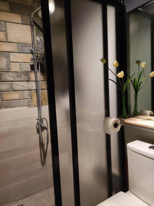 Cheapentirehouse Mel Place In With Netflix For 5pax Or *