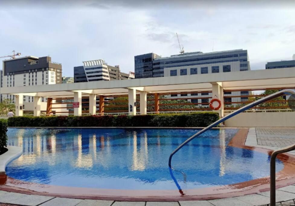 Pool Wi-fi And Netflix In It Park Cebu