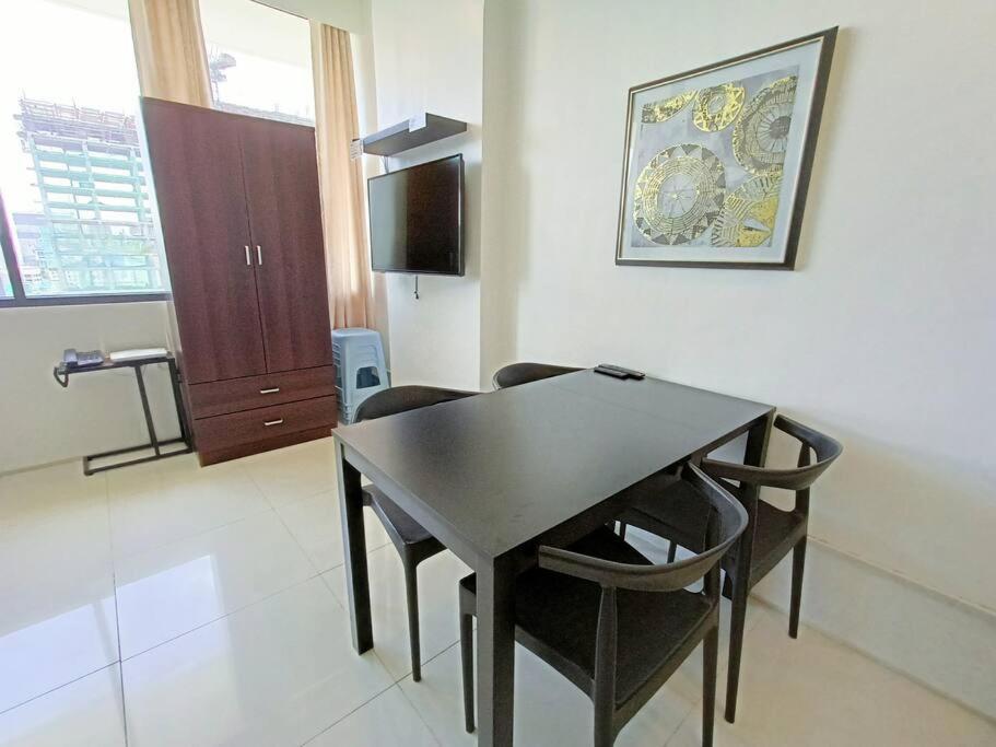 Apartment 17d Walking Distance To Ayala And It Park With Wifi