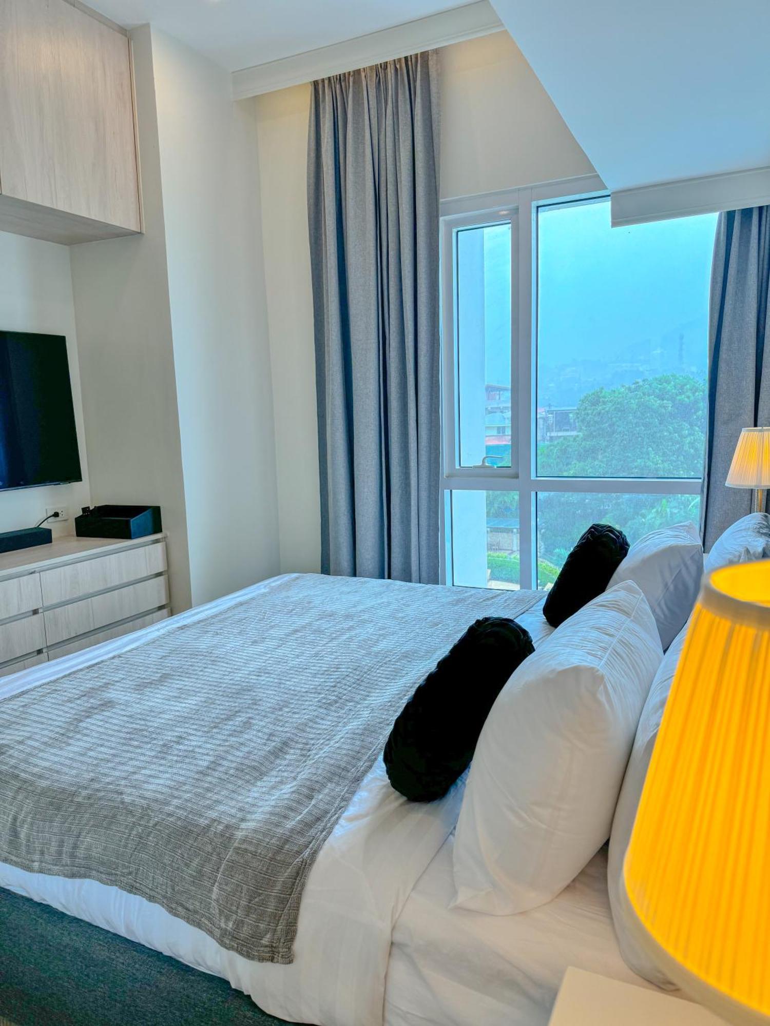 The Suite- Luxurious Skyline