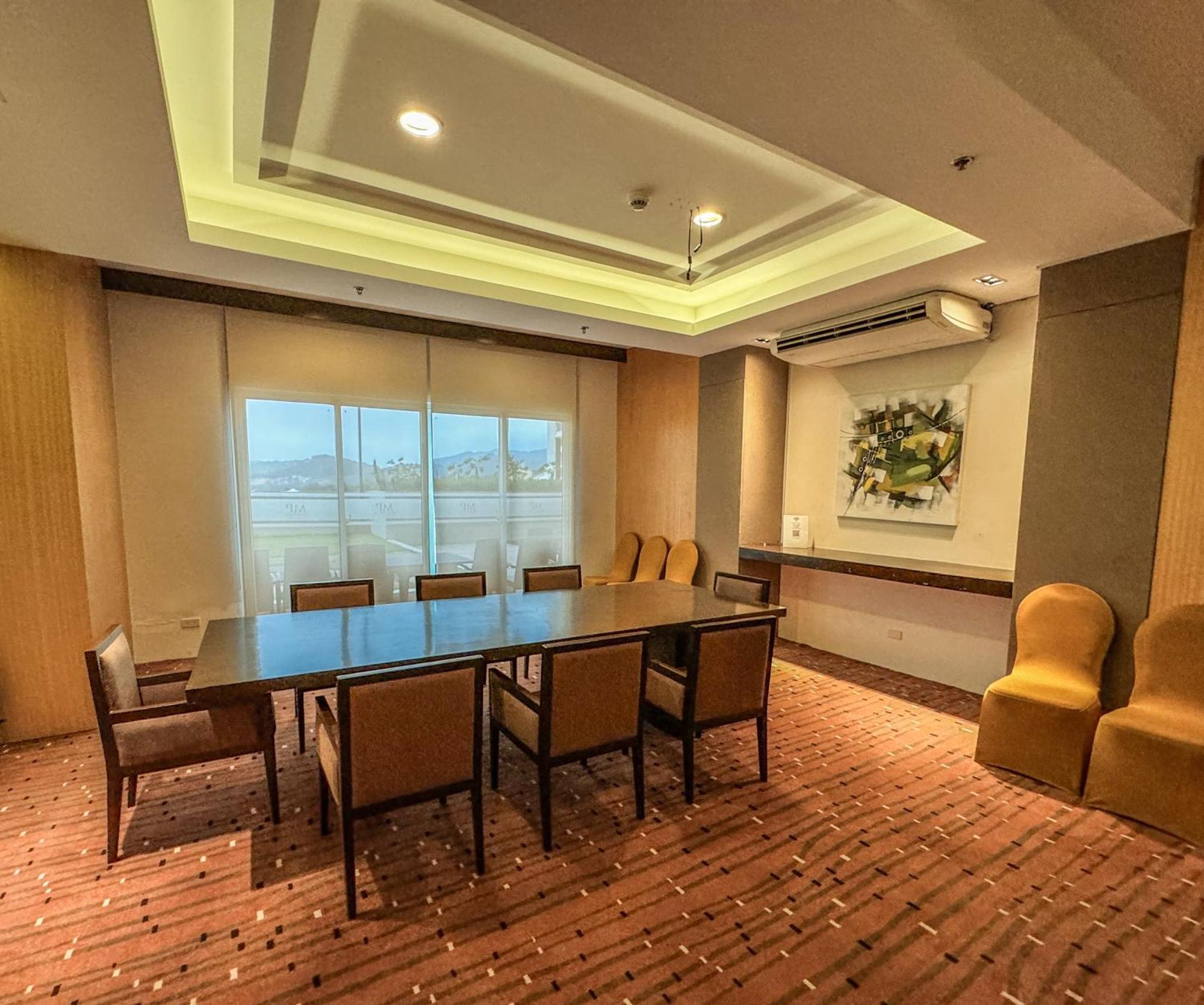 The Suite- Luxurious Skyline