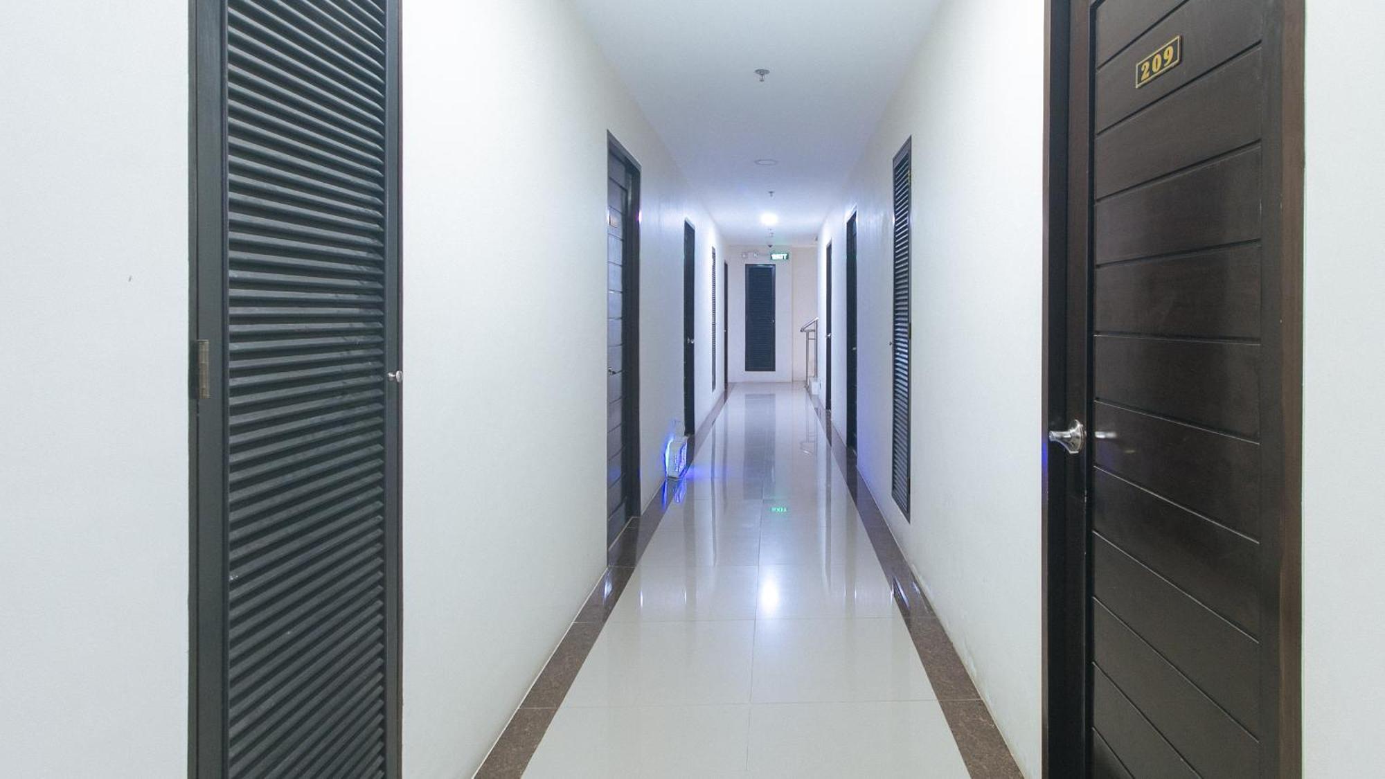 Reddoorz @ Leoncia Apartelle