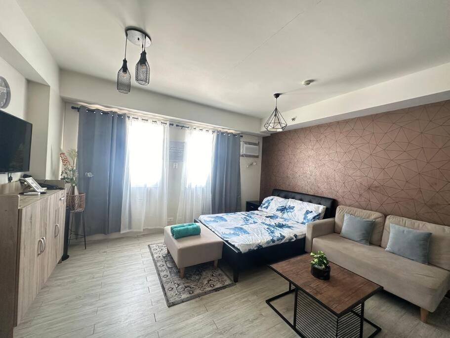 Spacious 1 Bedroom Near Airport & Seaport Or Pier *