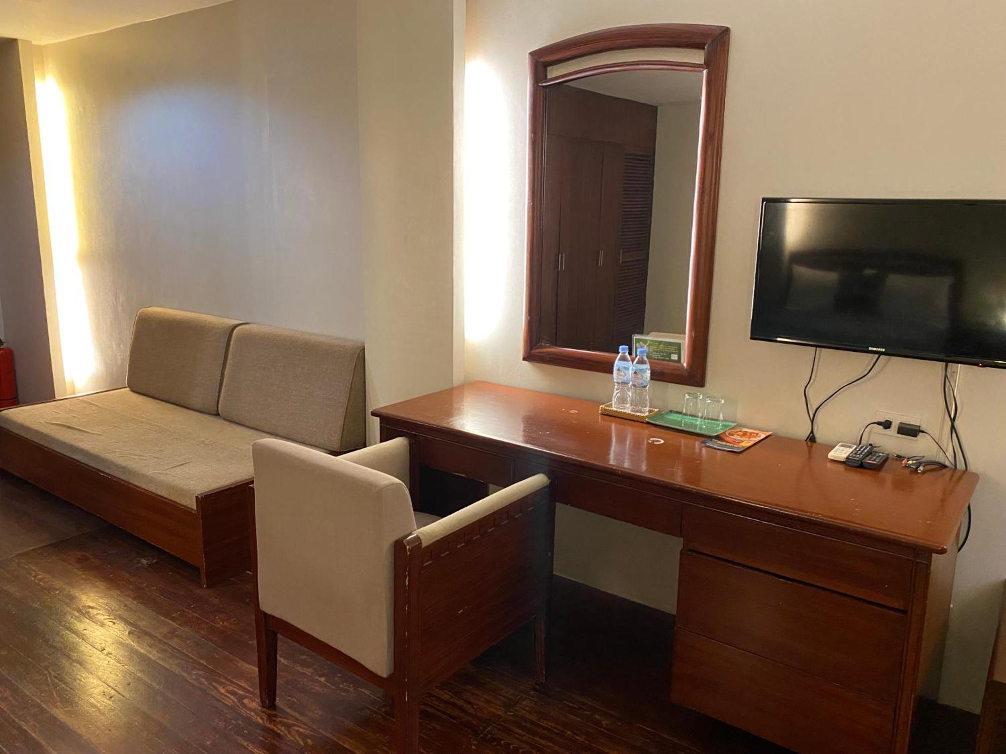 Century Plaza Hotel 3*