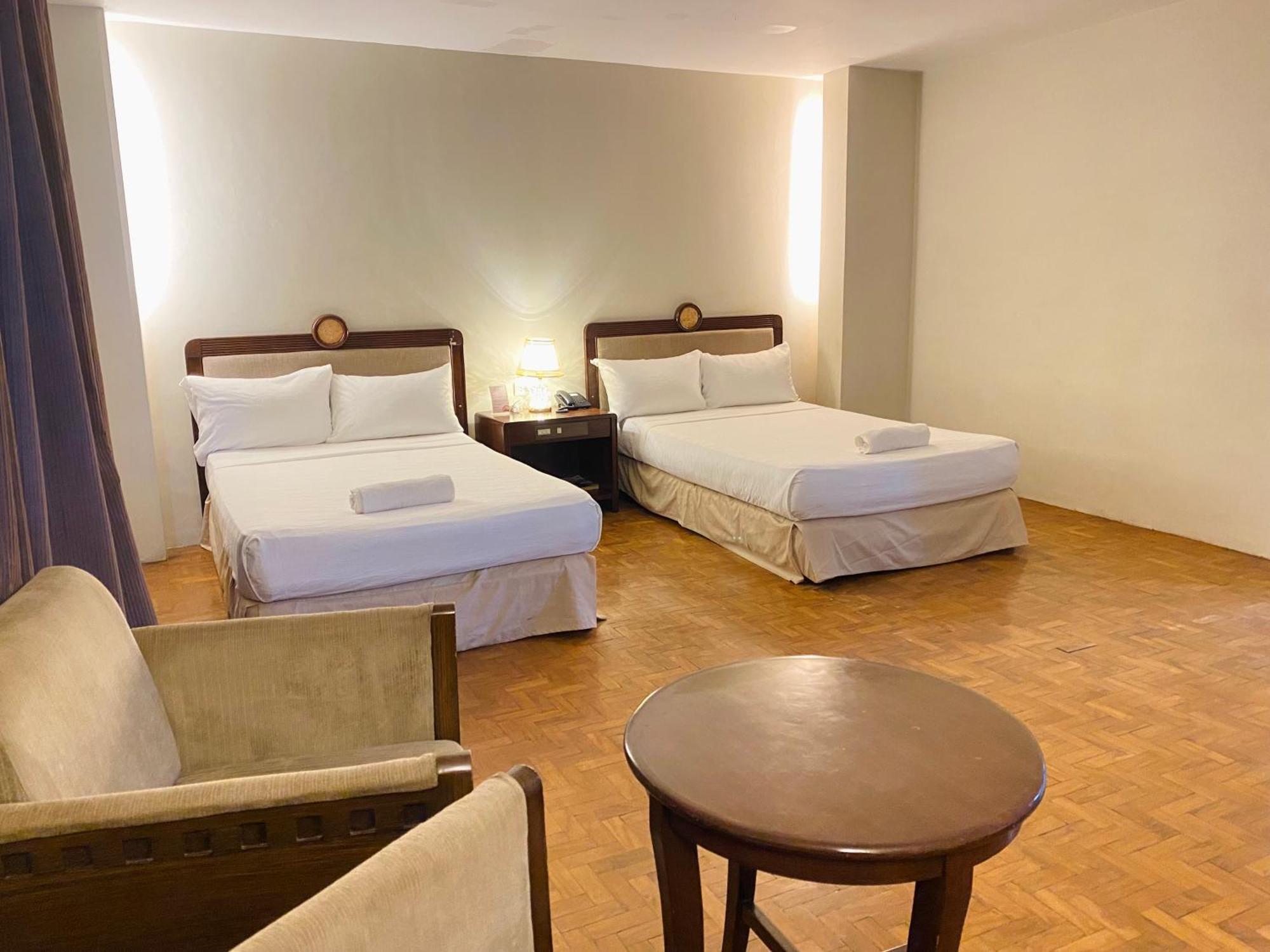 Century Plaza Hotel 3*