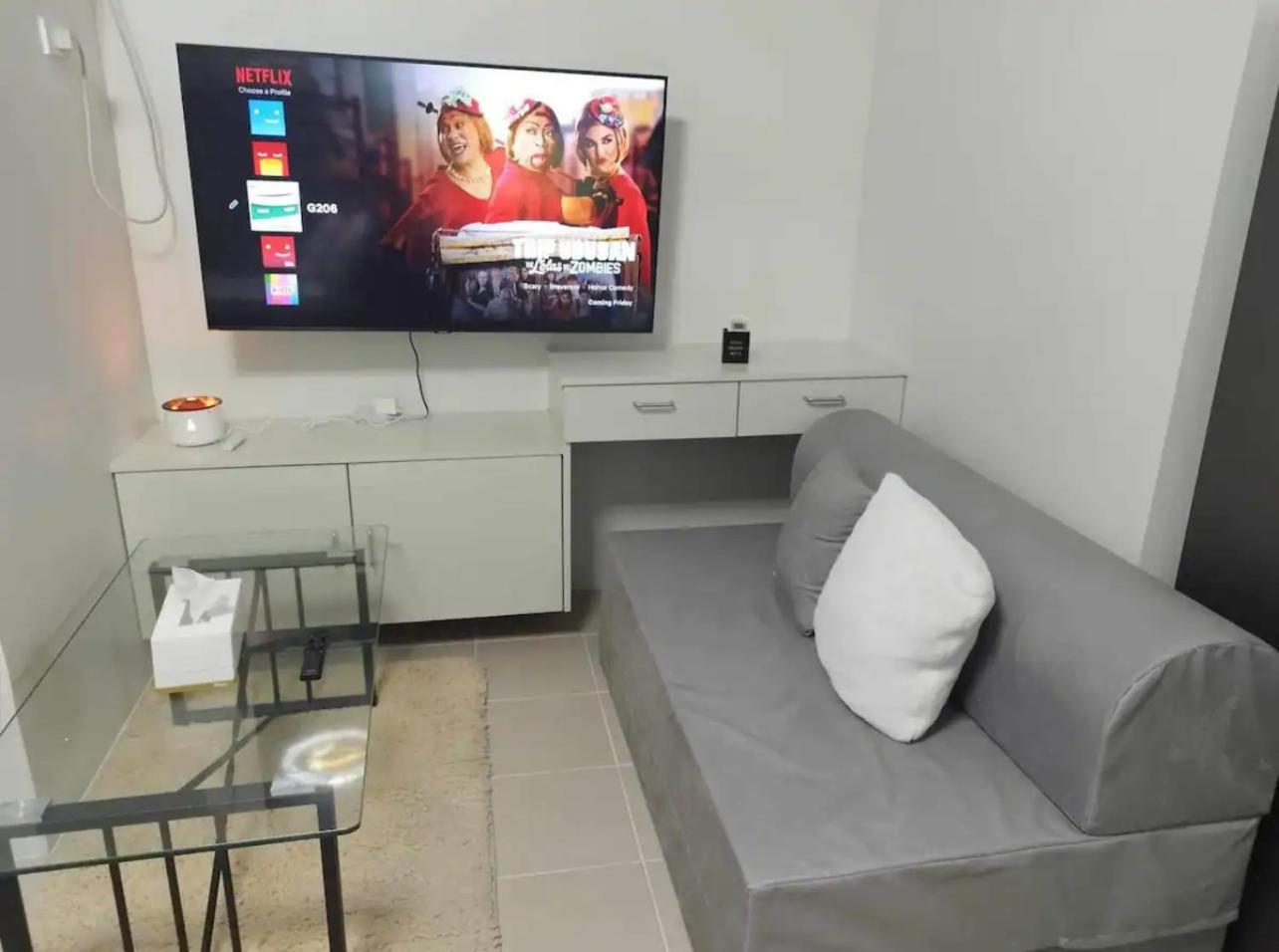 Jtropics Plumera Mactan Near Airports, Malls And Beaches Apartment