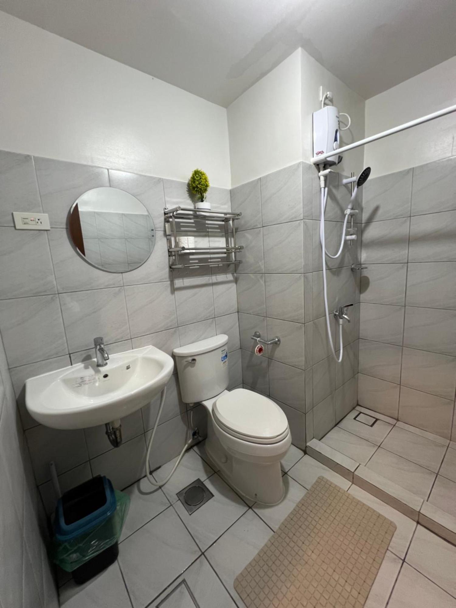 Near Uptown Pool Netflix Fast Wifi Apartment
