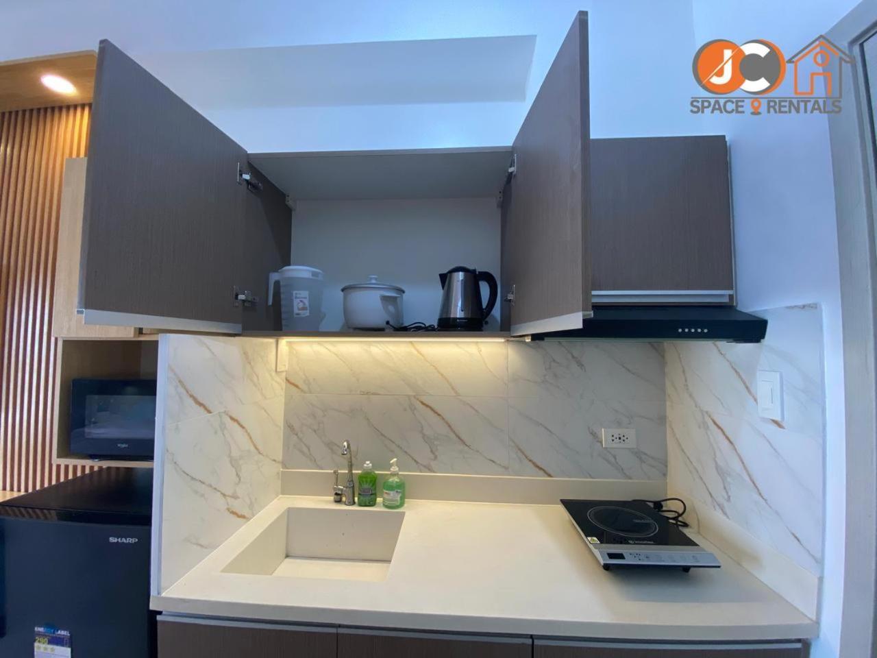 Aparthotel Jc Spacerentals 1521 West Jones Residences, Mountain View, Free Wi-fi & Netflix, Upper Floor Located At The Center Of Cebu