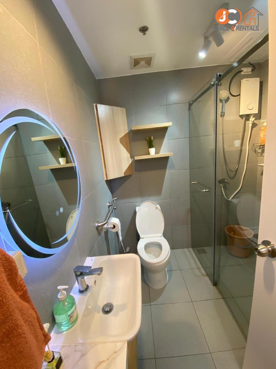 Jc Spacerentals 1521 West Jones Residences, Mountain View, Free Wi-fi & Netflix, Upper Floor Located At The Center Of Cebu