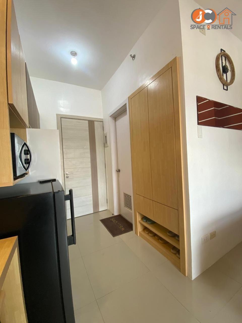 Jc Spacerentals 1521 West Jones Residences, Mountain View, Free Wi-fi & Netflix, Upper Floor Located At The Center Of Aparthotel Cebu