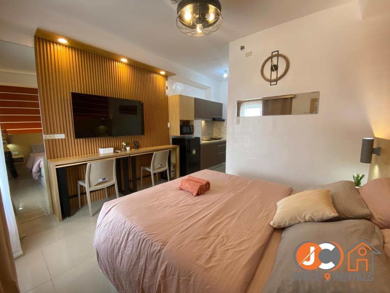Jc Spacerentals 1521 West Jones Residences, Mountain View, Free Wi-fi & Netflix, Upper Floor Located At The Center Of Aparthotel Cebu