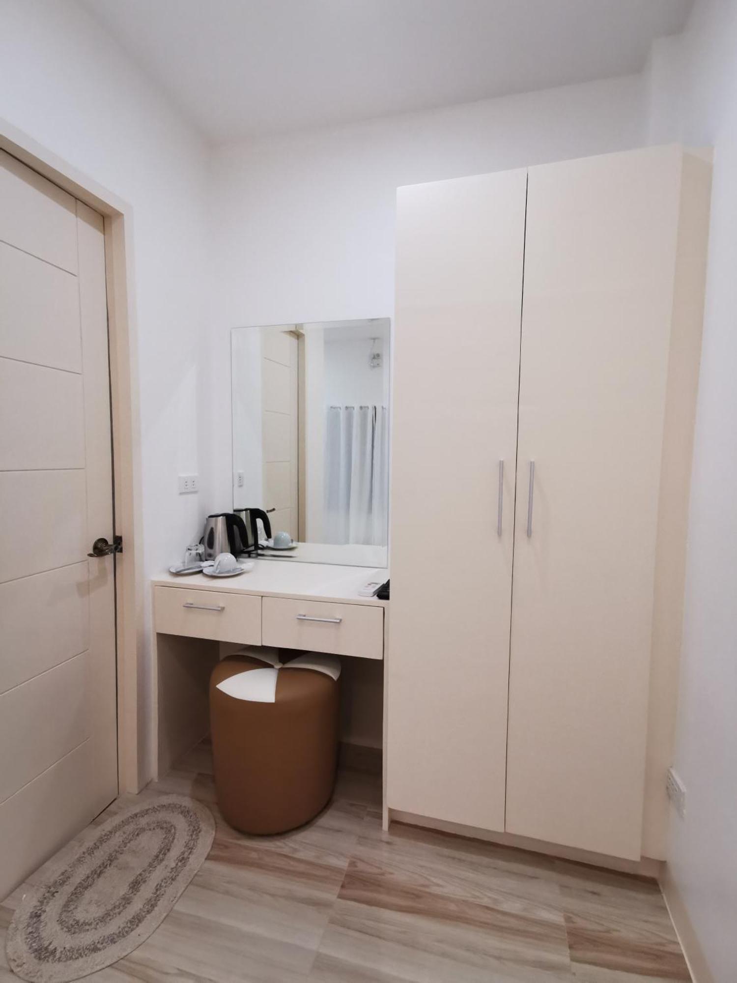 Acrige Apartelle At Heart Of Aparthotel Bogo