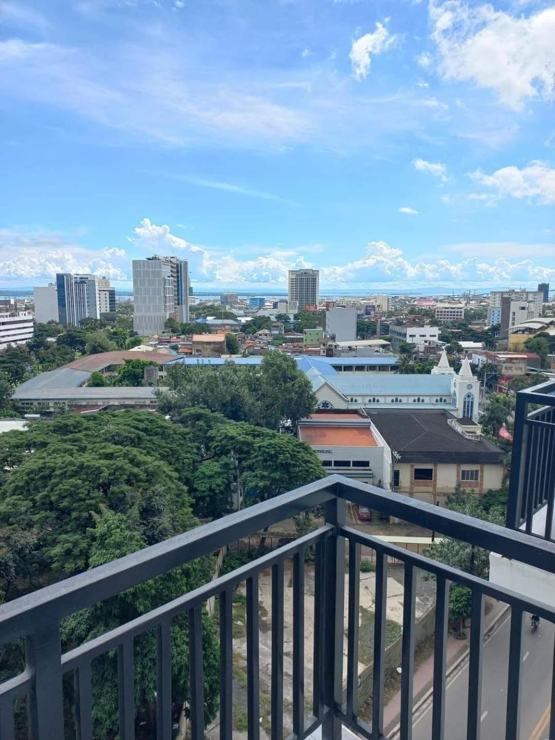 Cityscape Grand Tower - 2 Bedrooms With Balcony Close To Ayala Mall - New *