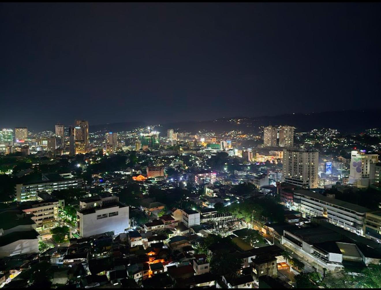 Cityscape Grand Tower - 2 Bedrooms With Balcony Close To Ayala Mall - New Aparthotel