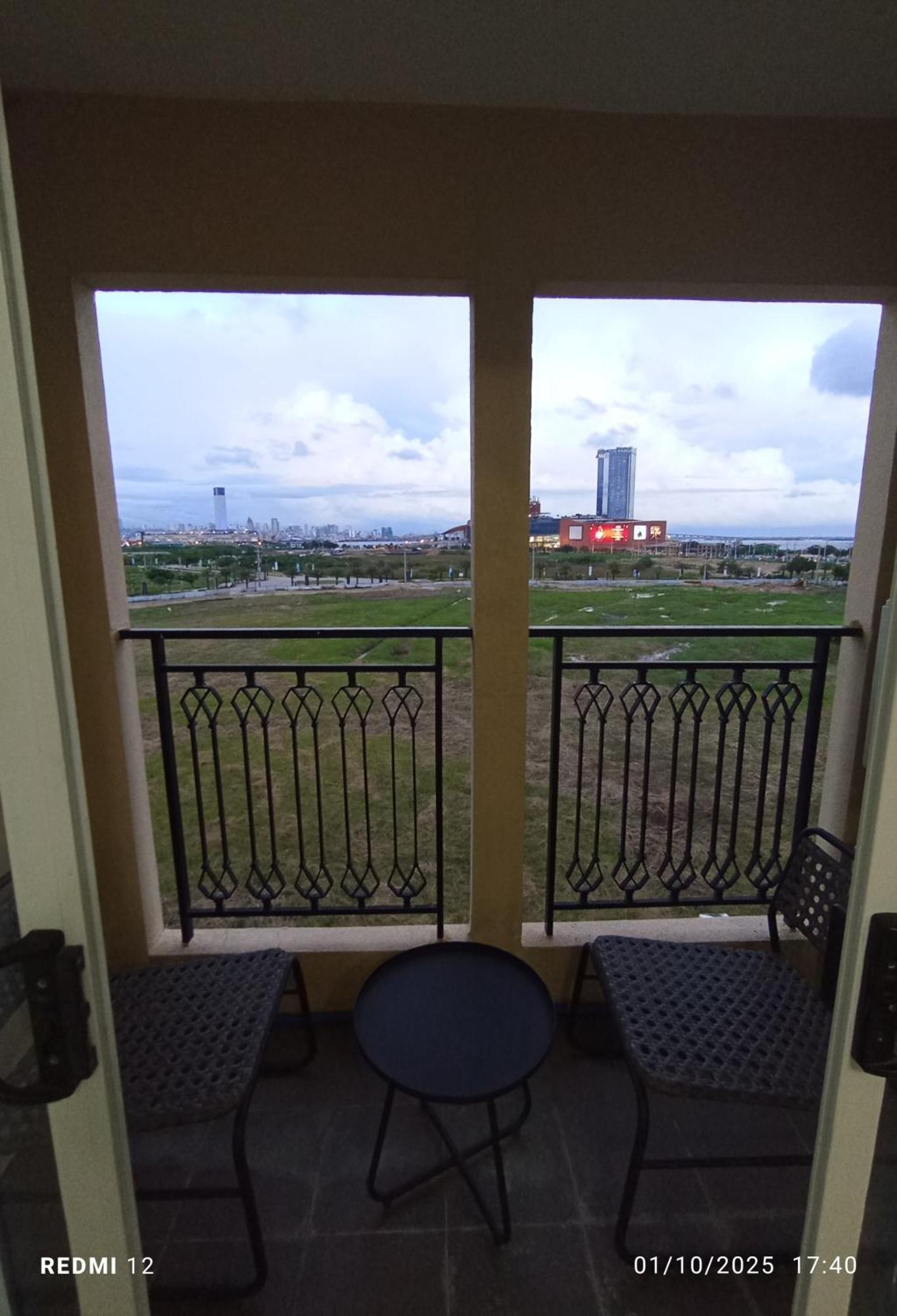 Spacious, Convenient 2 Bedroom Unit Apartment *