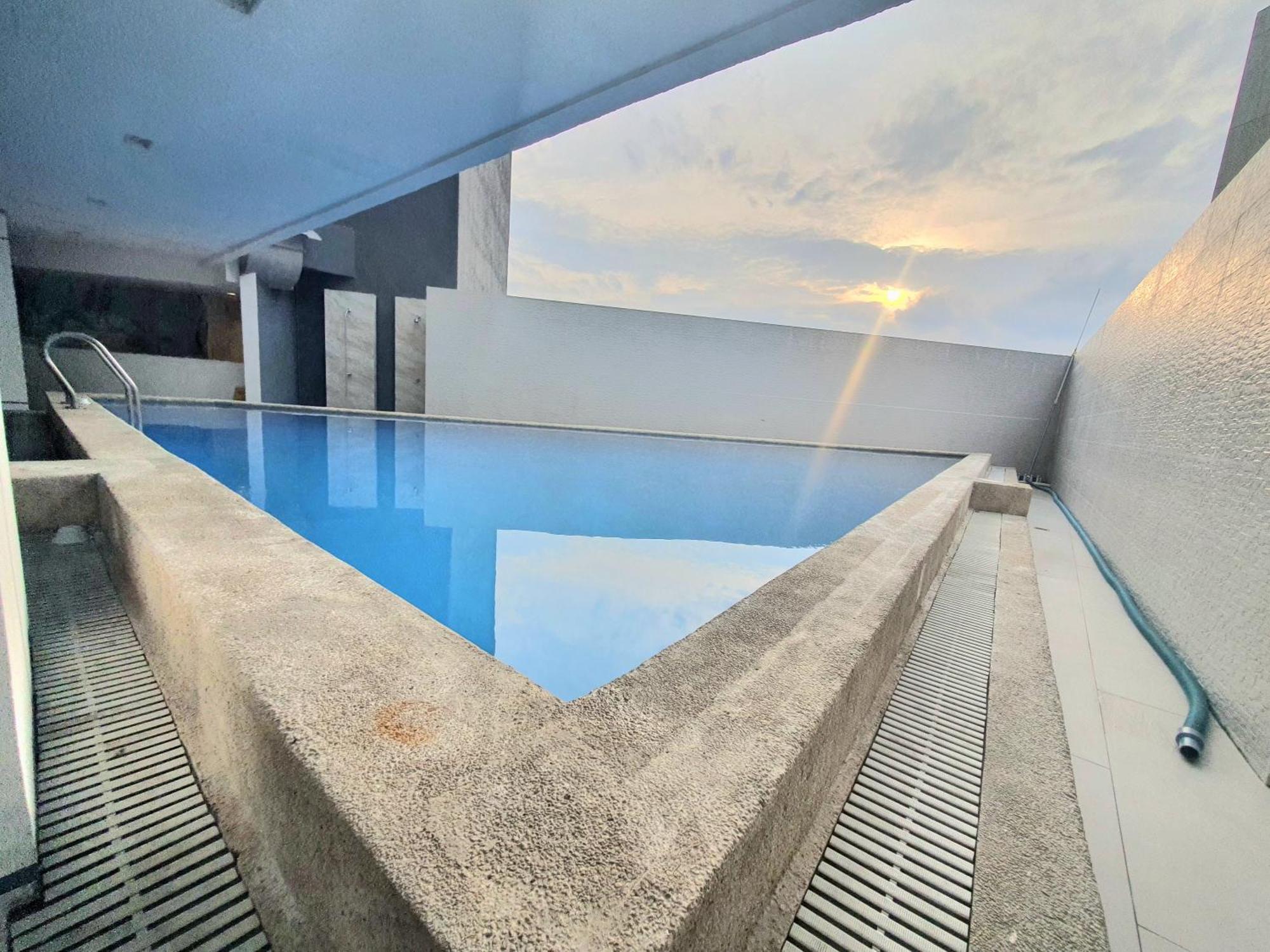Budget Near Ayala Mall Cebu, Vfs - Sea And View With Balcony