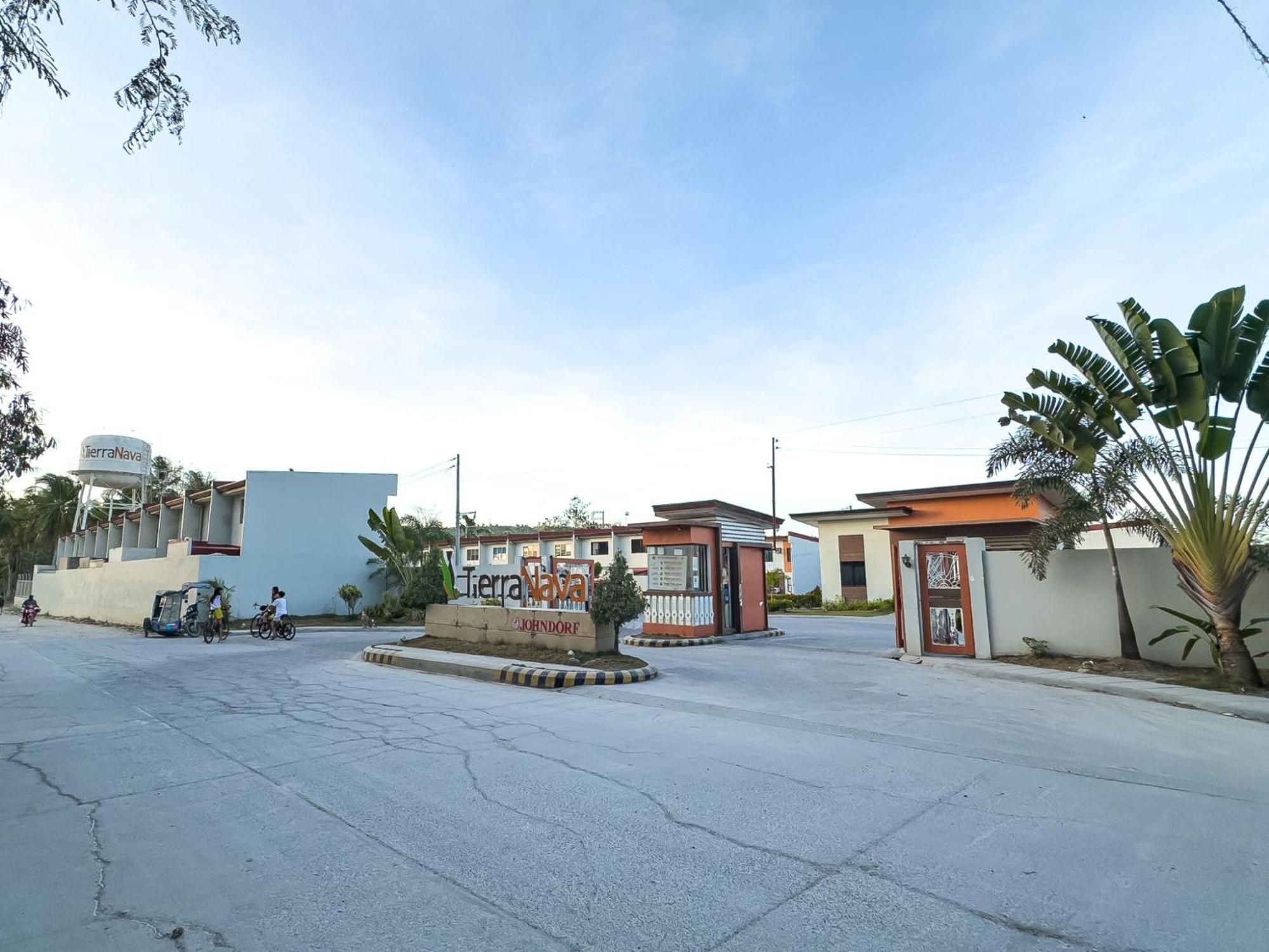 Apartment House With Free Parking In Cebu Carcar