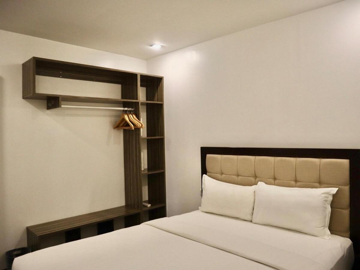 Stylish Luxury Penthouse With 3br, Wifi, Gym, Across Malls Apartment *