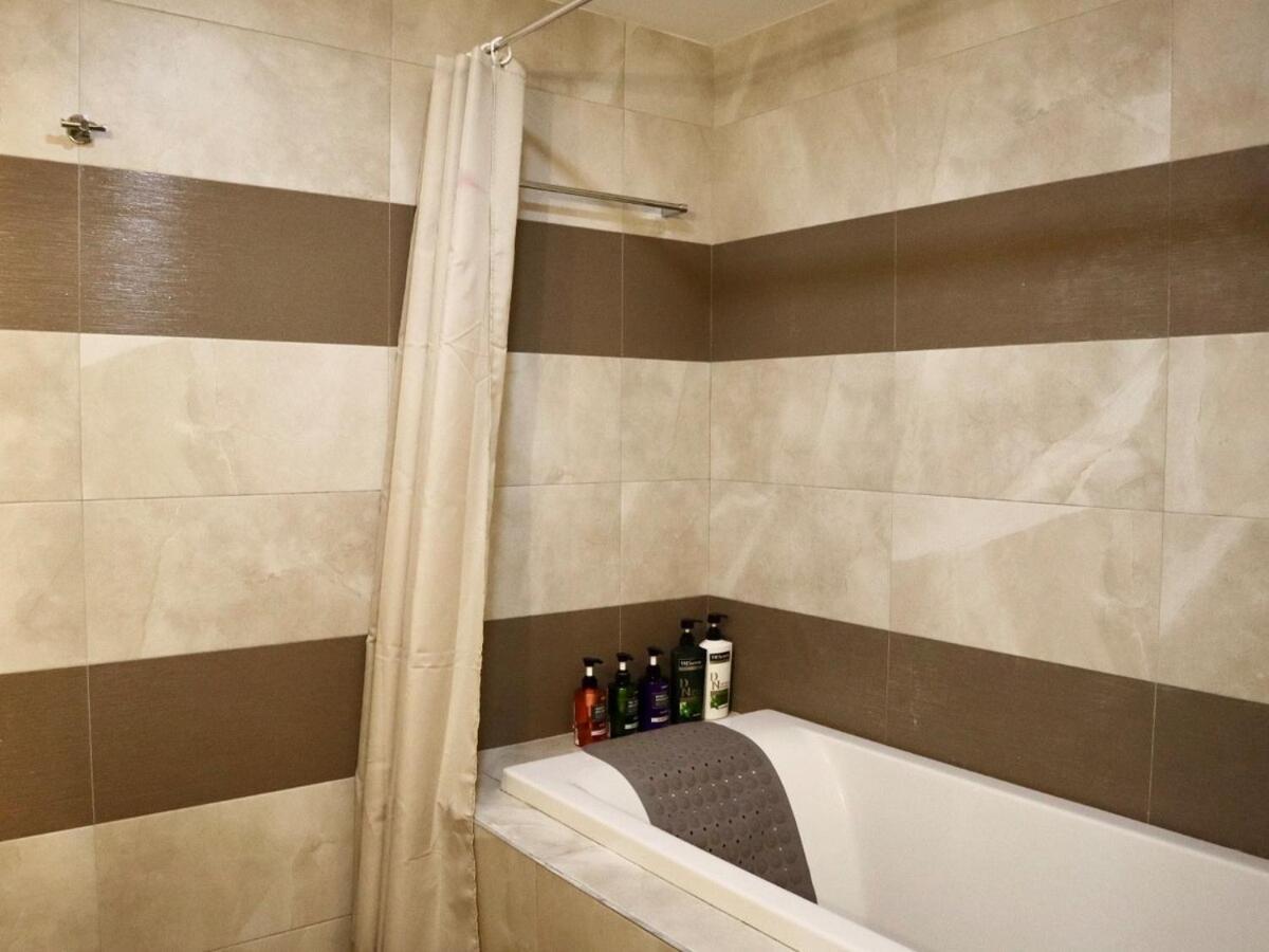 Stylish Luxury Penthouse With 3br, Wifi, Gym, Across Malls *