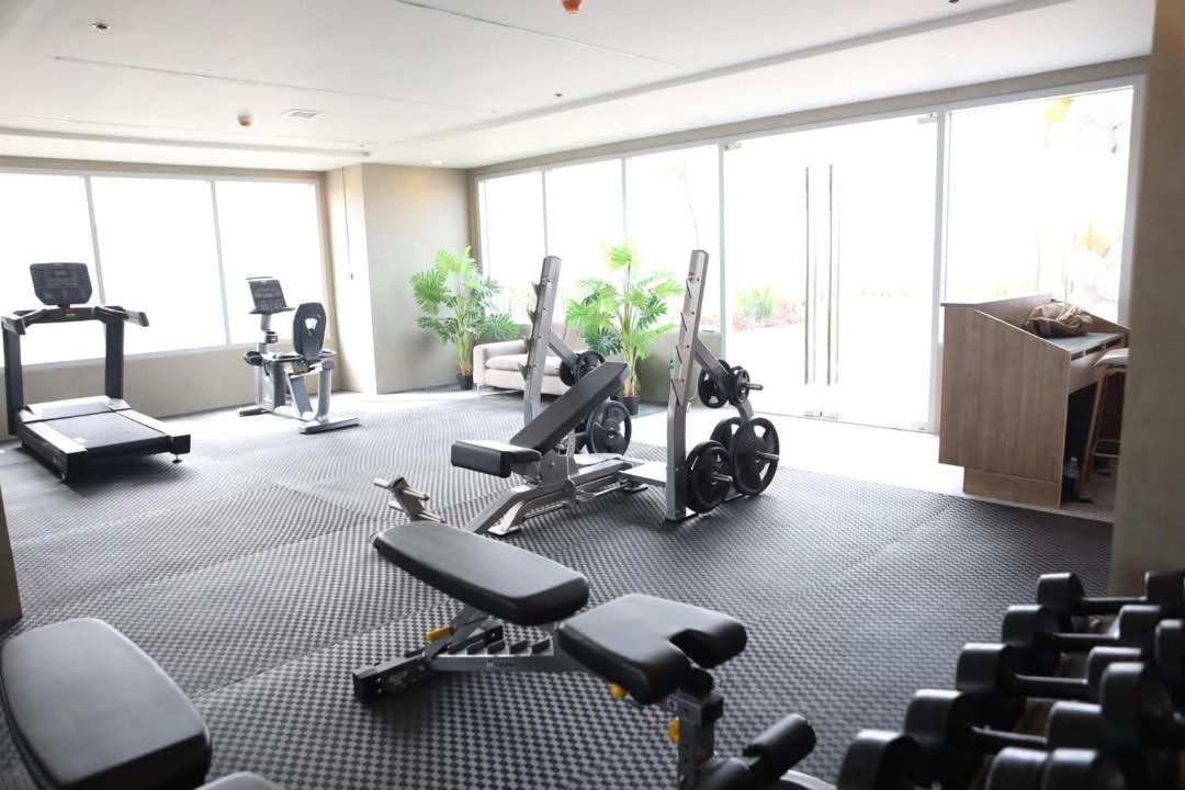 Cozy With Pool & Gym Near Ayala Center Aparthotel
