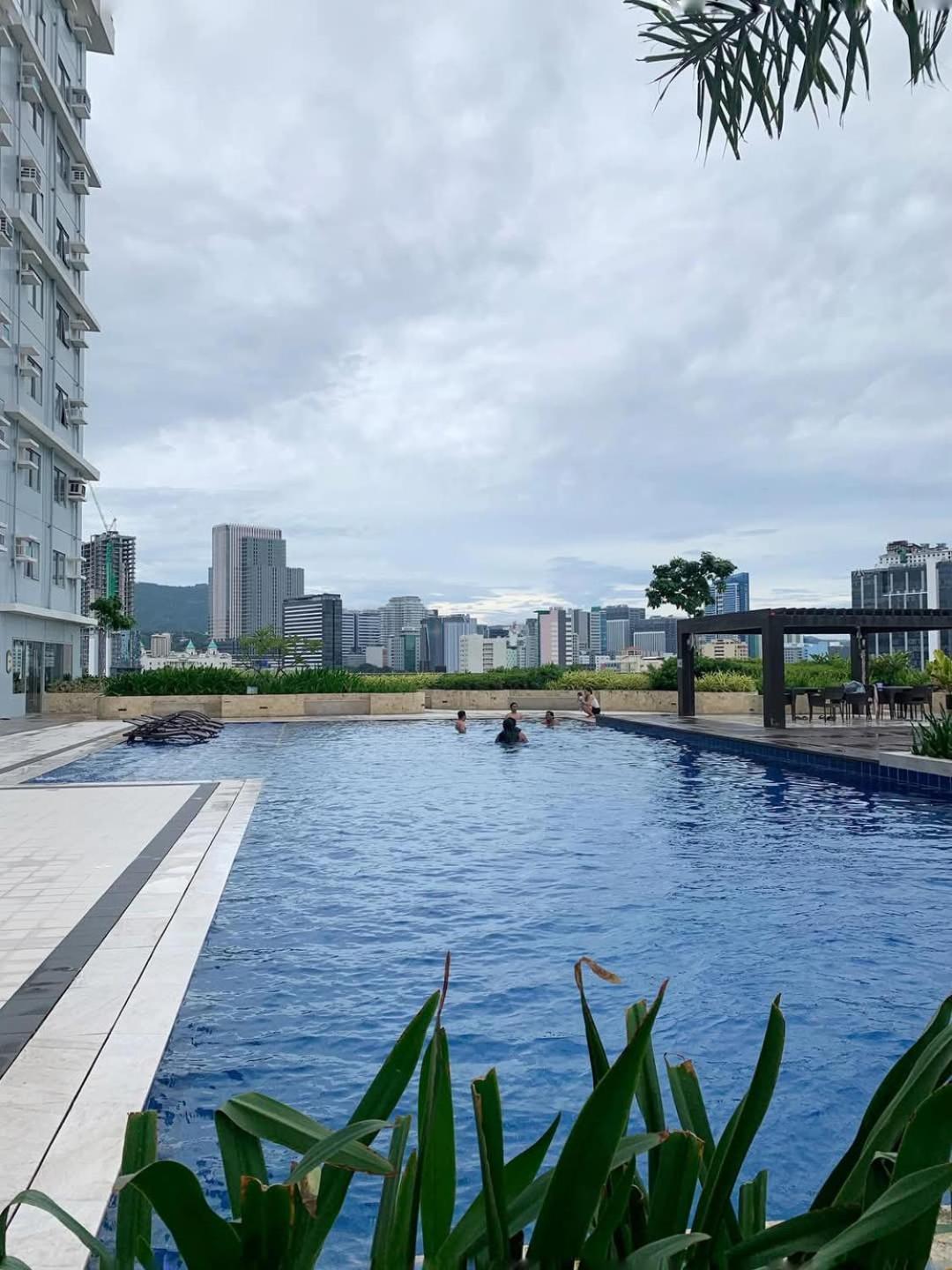Cozy With Pool & Gym Near Ayala Center