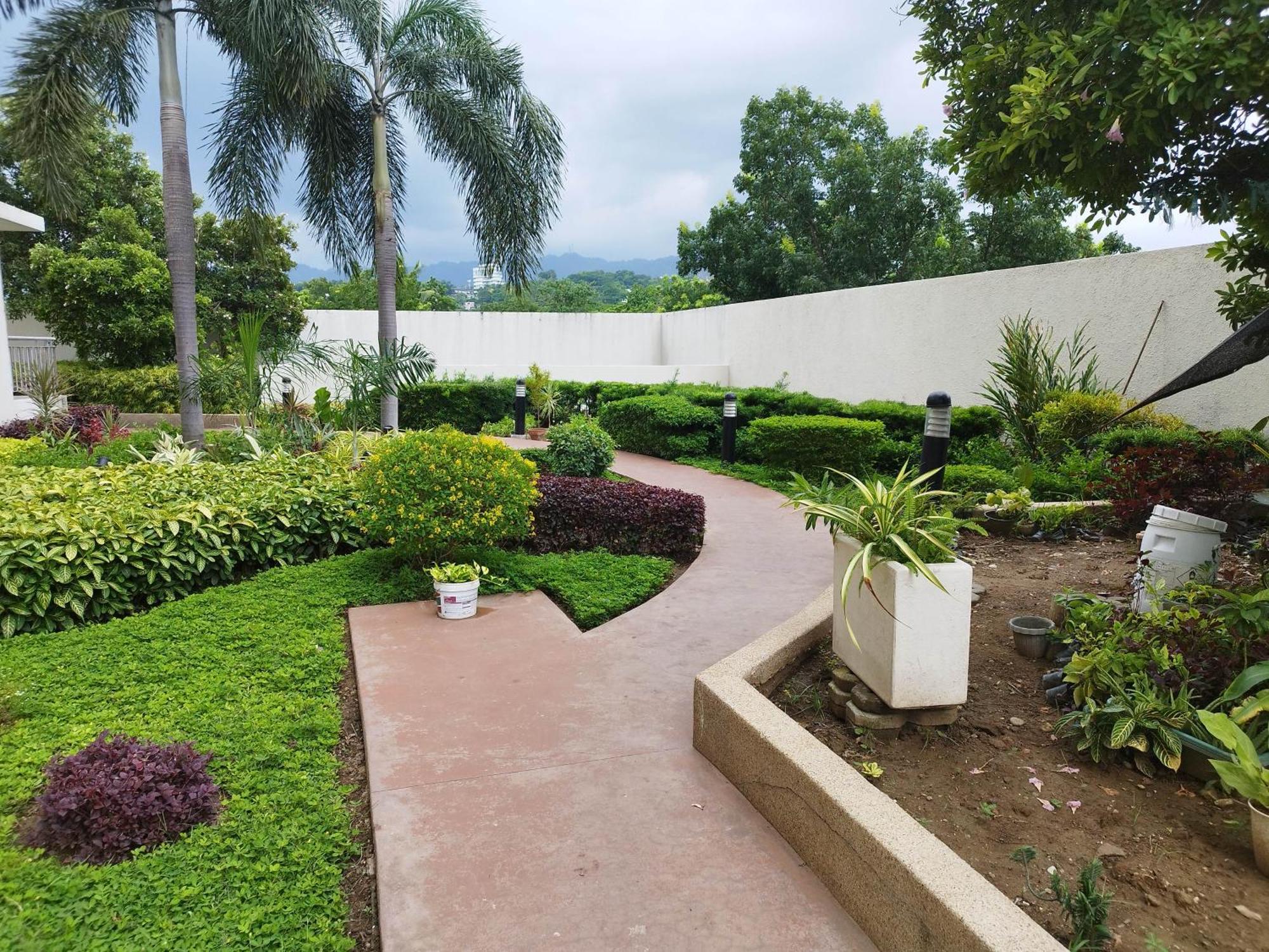 11th-floor 1br It Park Unit-walk To Ayala-sugbo Apartment *