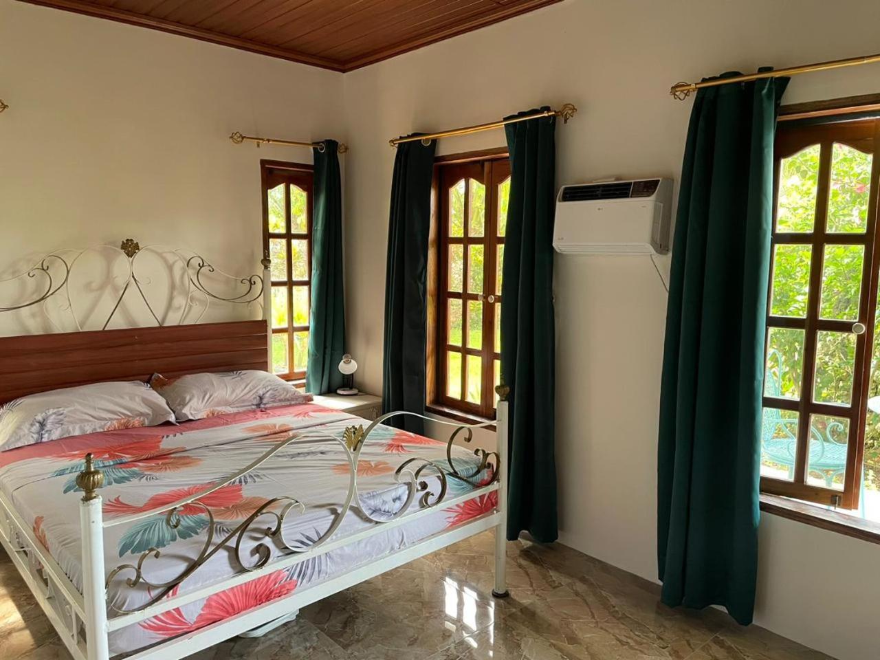 Guest house The Balete Resthouse