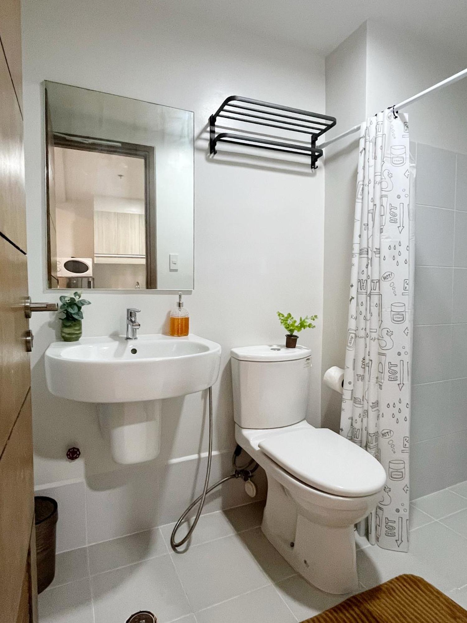 Cozy With Pool & Gym Near Ayala Center