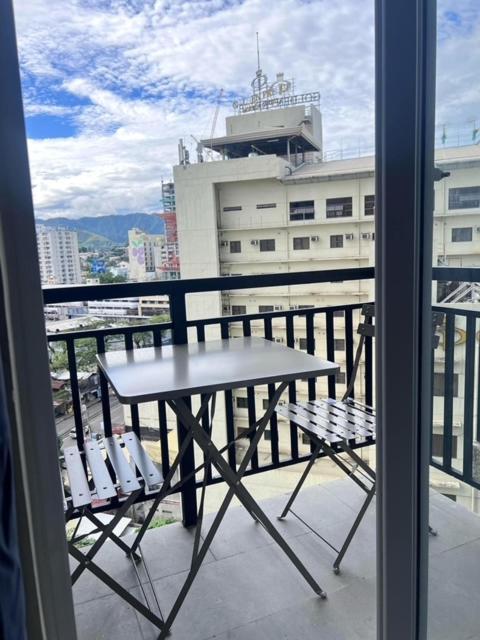 Cityscape Grand Tower - 2 Bedrooms With Balcony Close To Ayala Mall - New Aparthotel