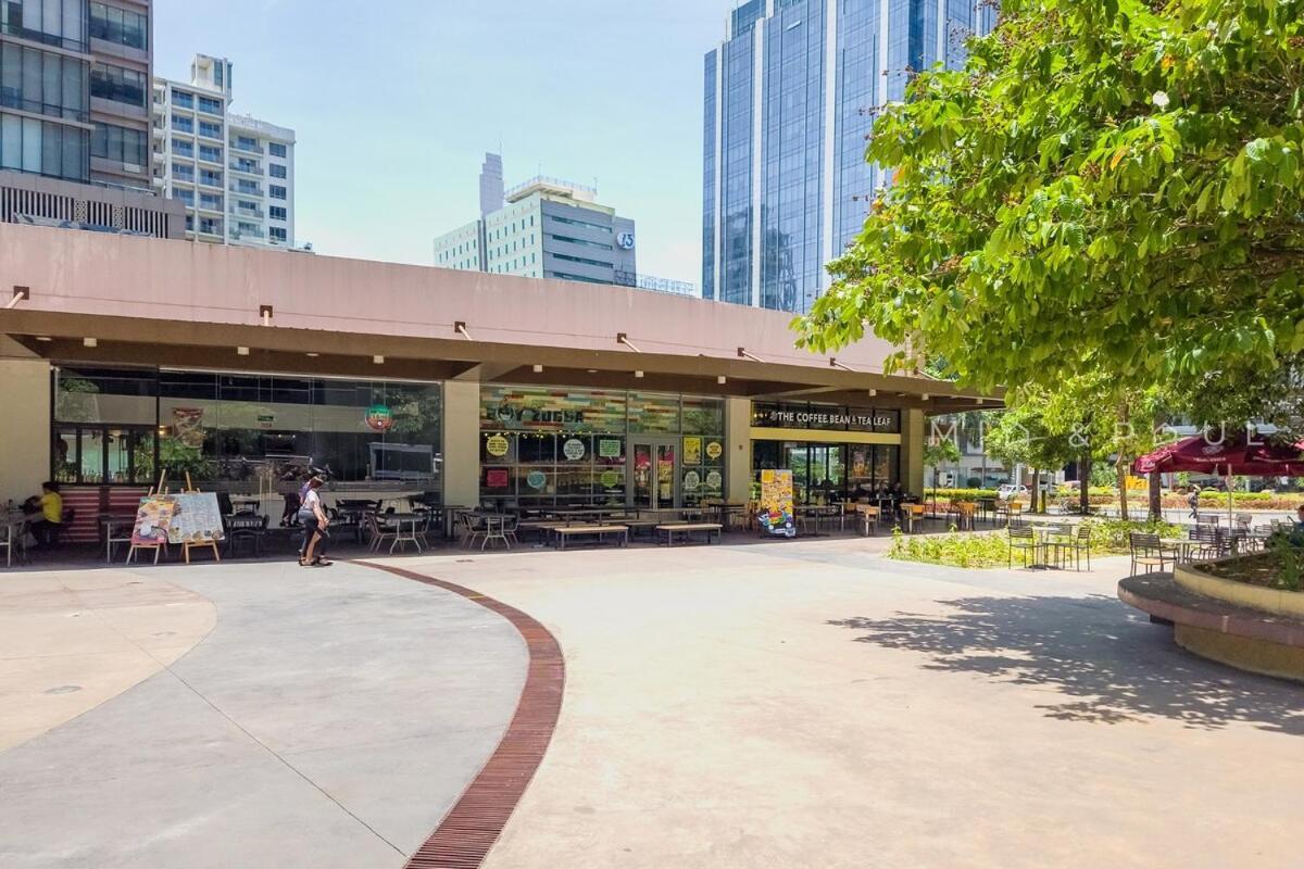 Furnished In It Park With Wifi, Netflix And Pool Access *