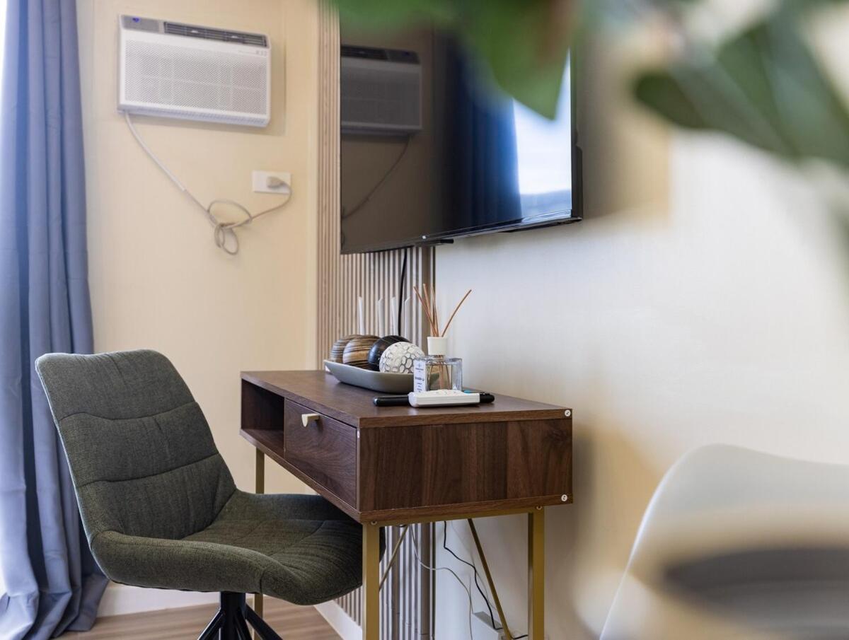 Furnished In It Park With Wifi, Netflix And Pool Access *