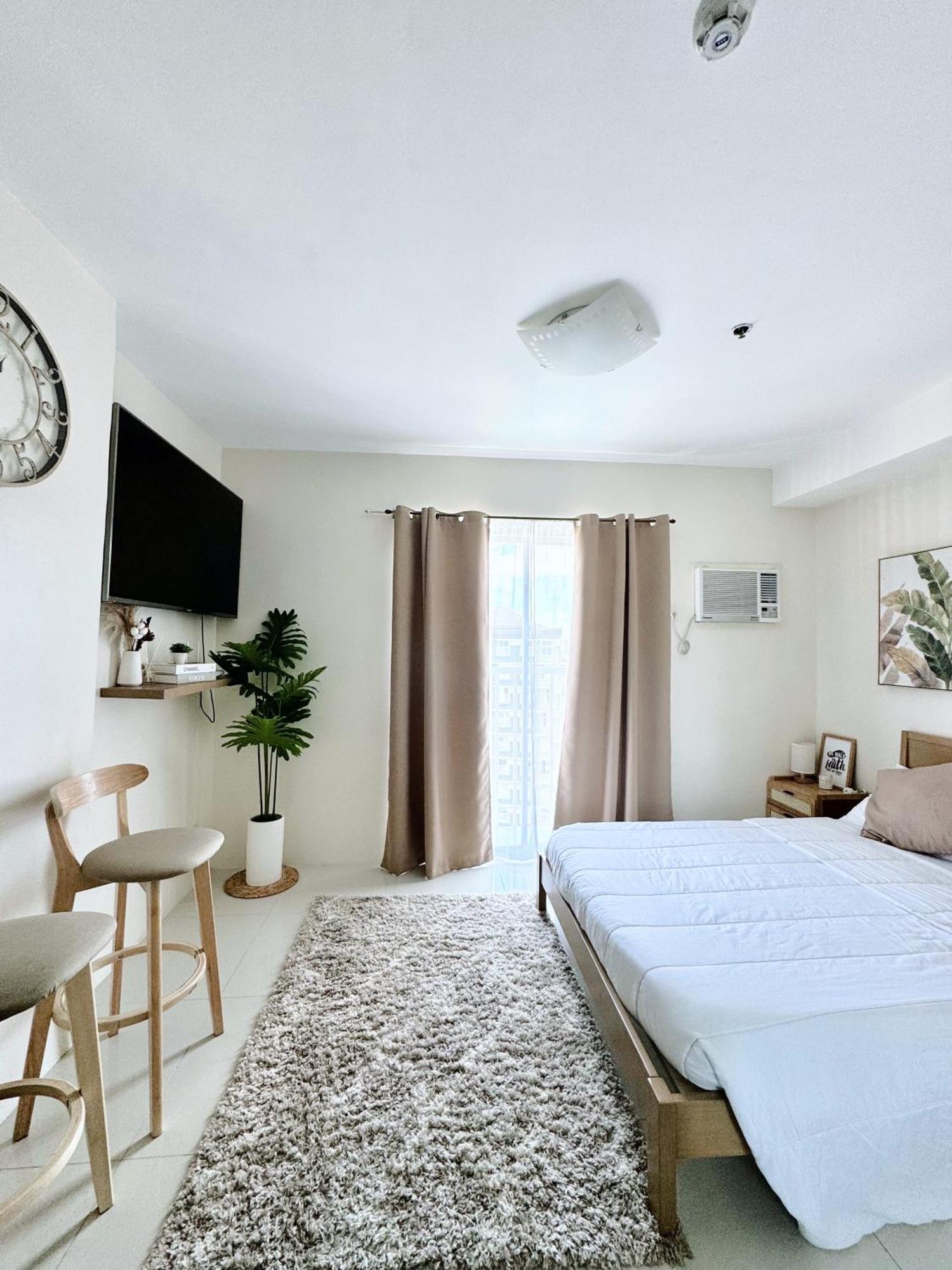 Cf Haven - Living W/ Balcony At Bamboo Bay Mandaue City