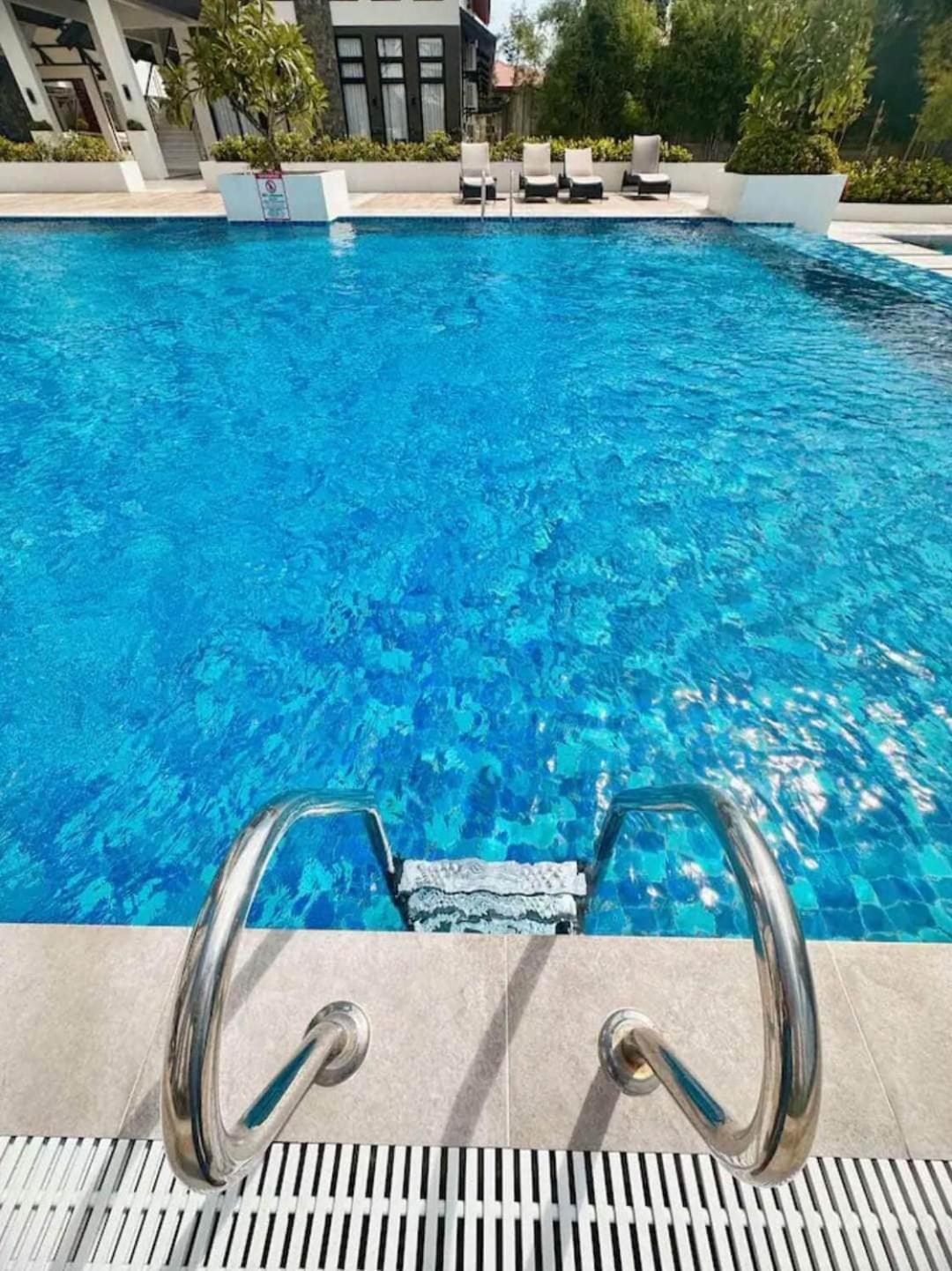 Resortstyle In Royal Oceancrest Mactan Apartment