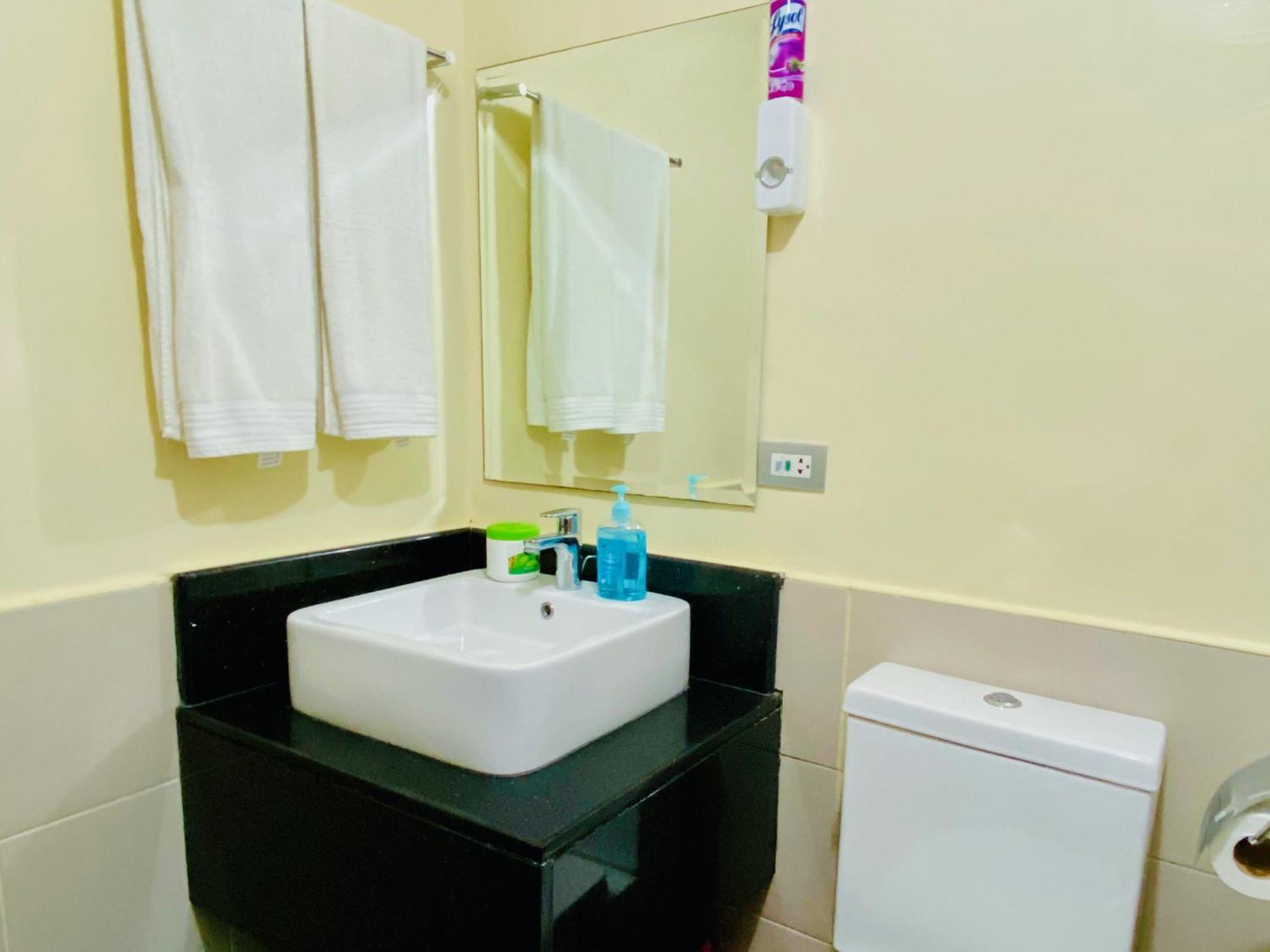 Azalea 1br - Pool, Gym, Wifi, Netflix, Ac, Kitchen, Ayala Mall Apartment *