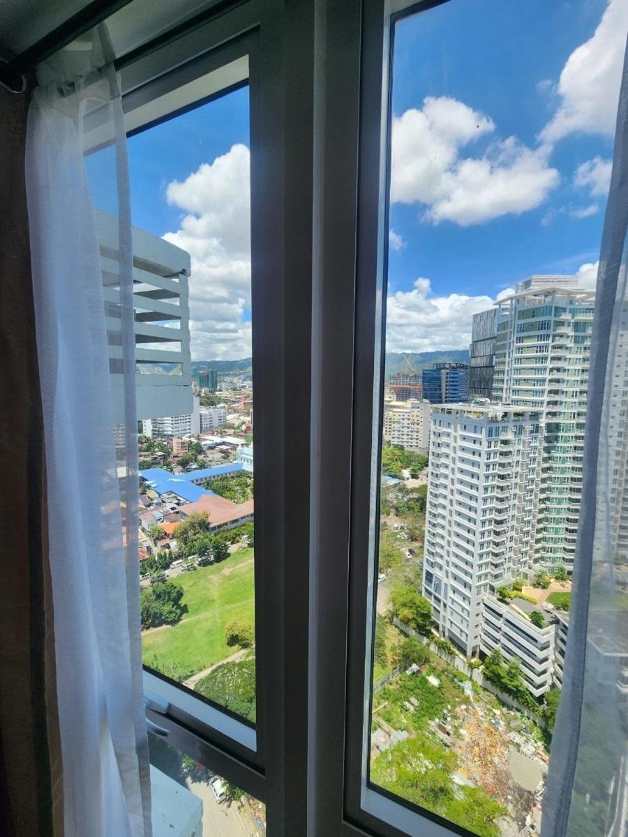 Solinea, New Ayala Mall, Across Business Park, Amazing Pool, Gym Apartment *