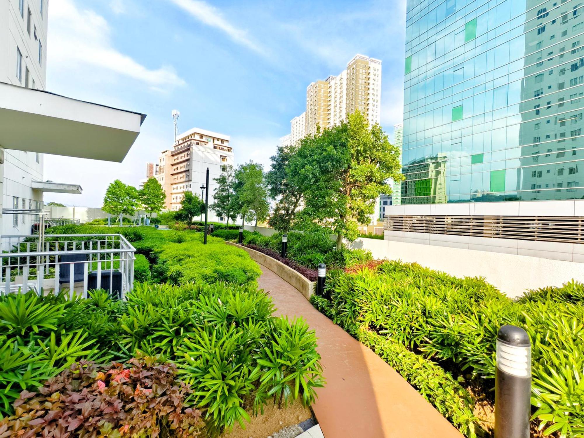 2012t2 Avida Towers It Park 1bedroom Unit Queen Bed Apartment