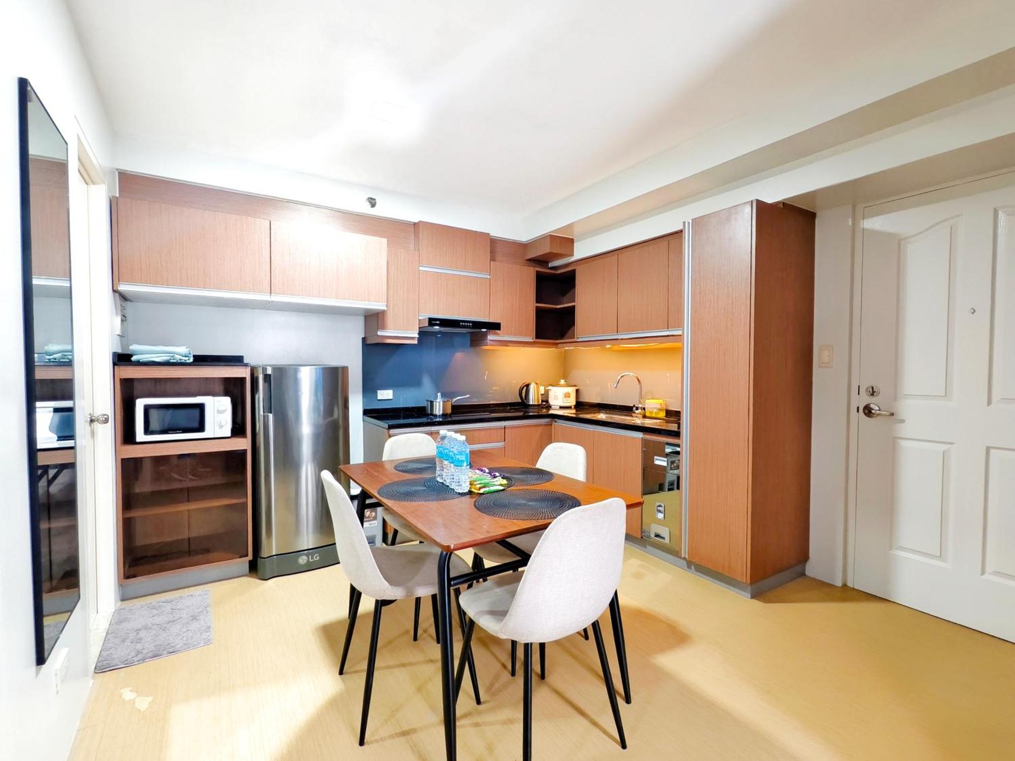 2012t2 Avida Towers It Park 1bedroom Unit Queen Bed Cebu