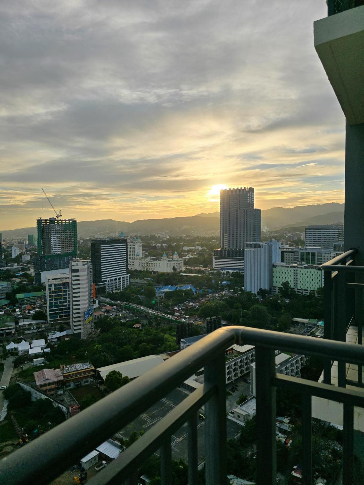 Cozy Urban In Grand Residences With Balcony *