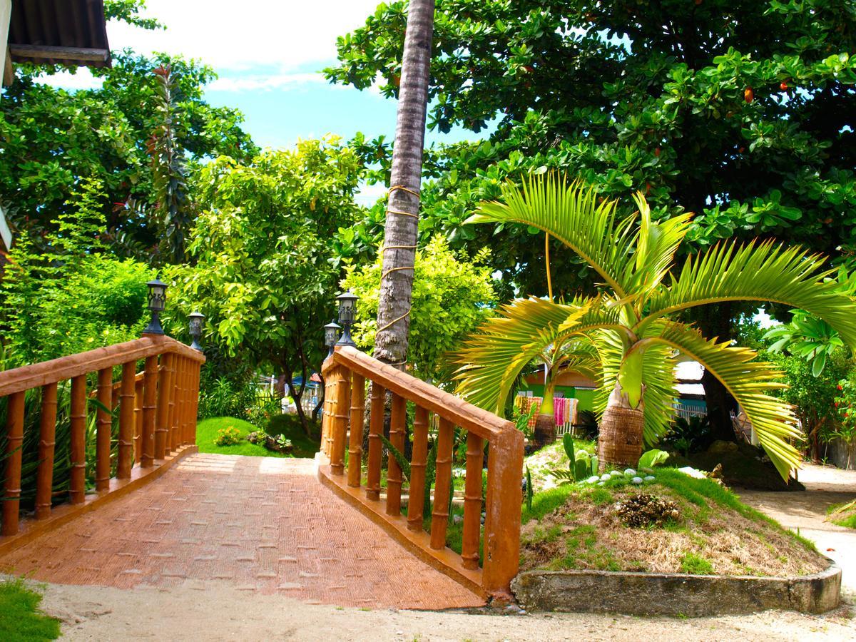 The Shark's Tail Dive Center 3* Daanbantayan