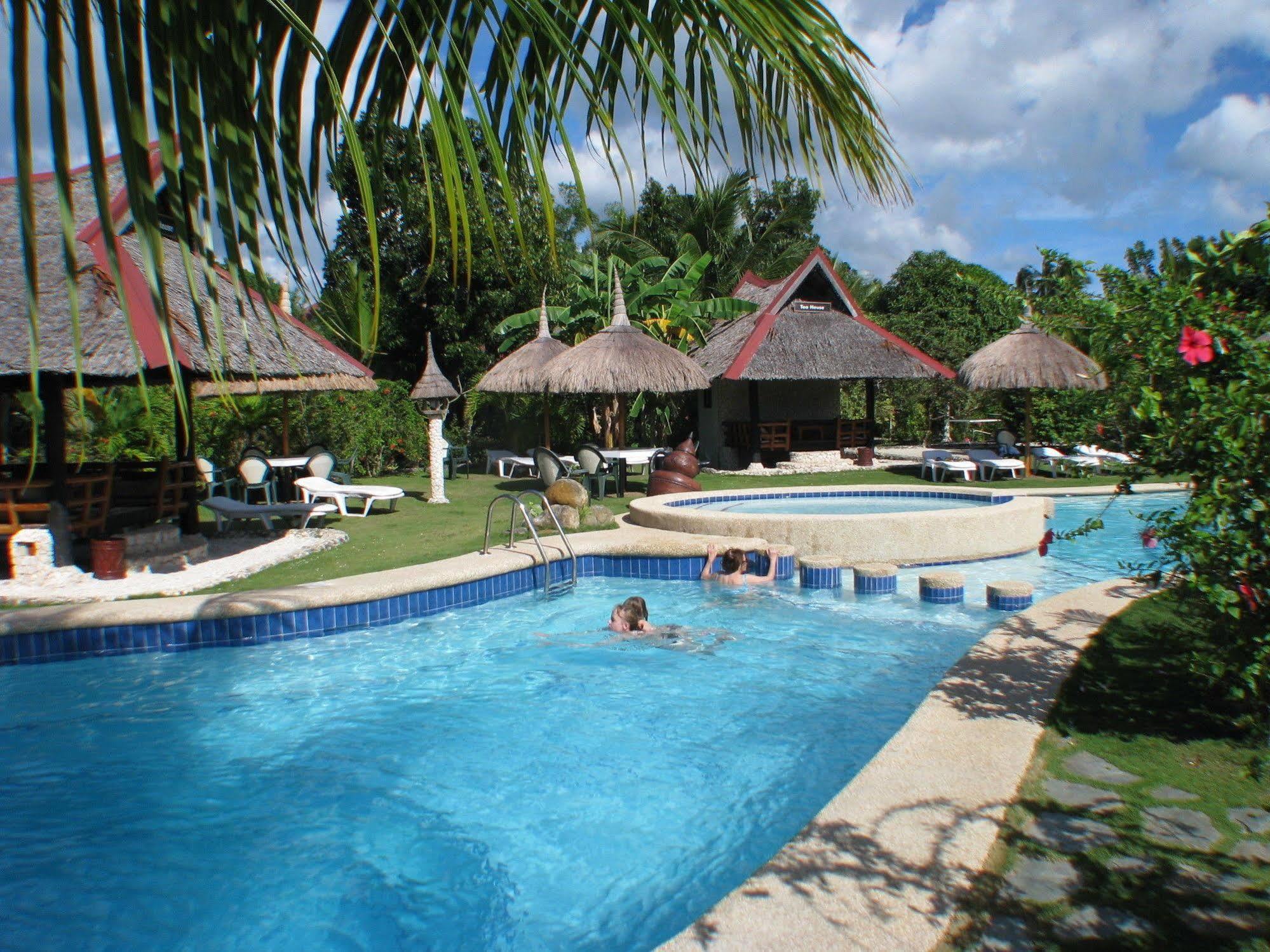 Dolphin House Moalboal