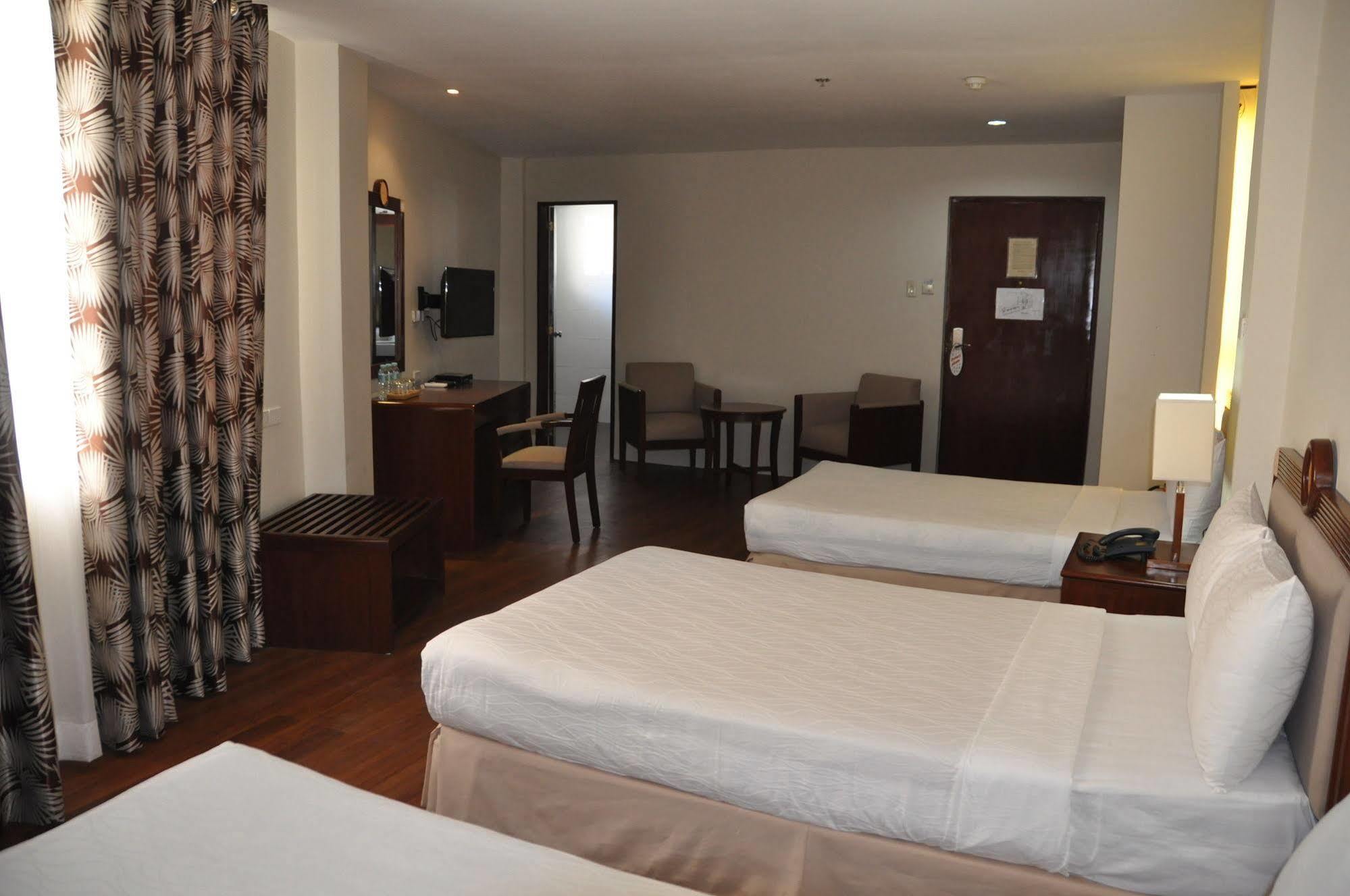 Hotel Century Plaza 3*