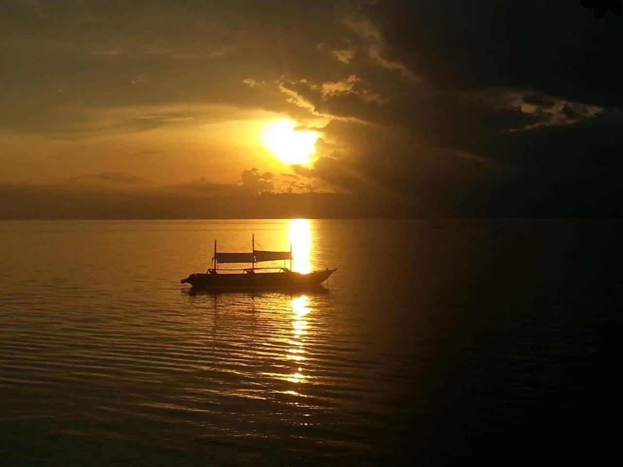 Resort Pescador View - Beachfront & By The Ocean Hostels & Restaurant Moalboal *