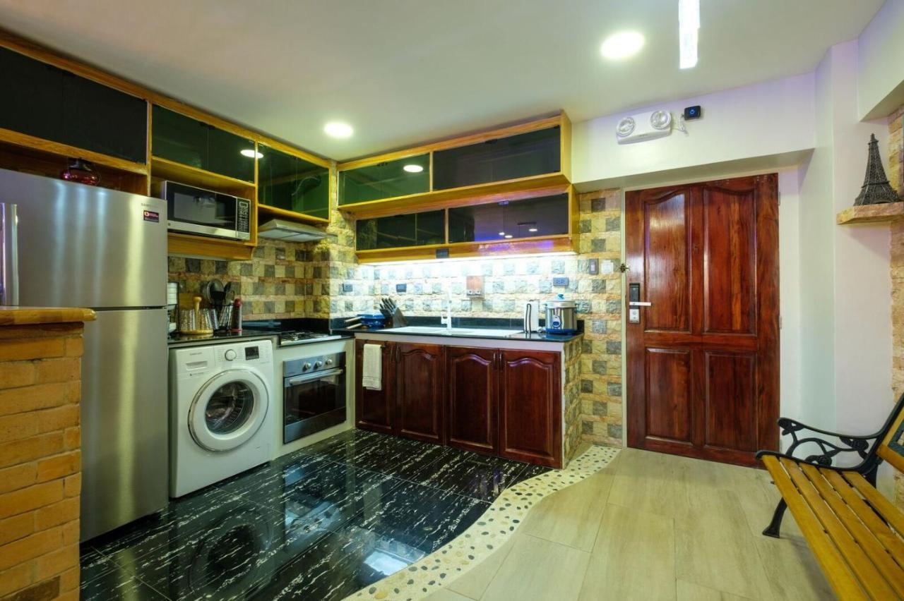 Clockworkorange Luxury 4-minutes Away To Airport Apartment