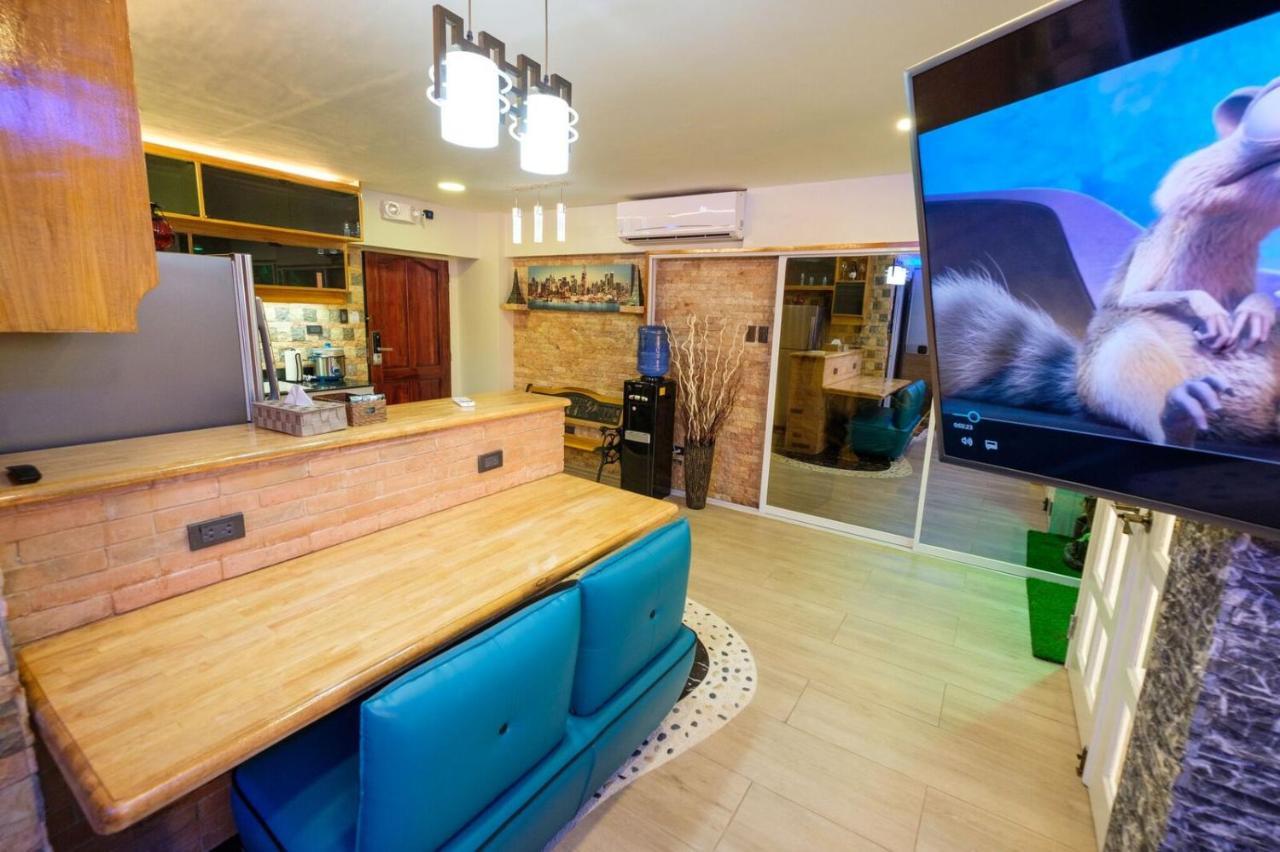 Clockworkorange Luxury 4-minutes Away To Airport Apartment