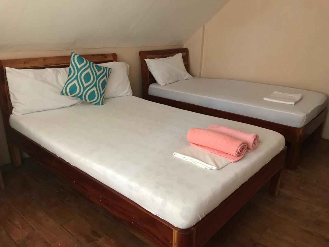 Pescador View - Beachfront & By The Ocean Hostels & Restaurant Moalboal