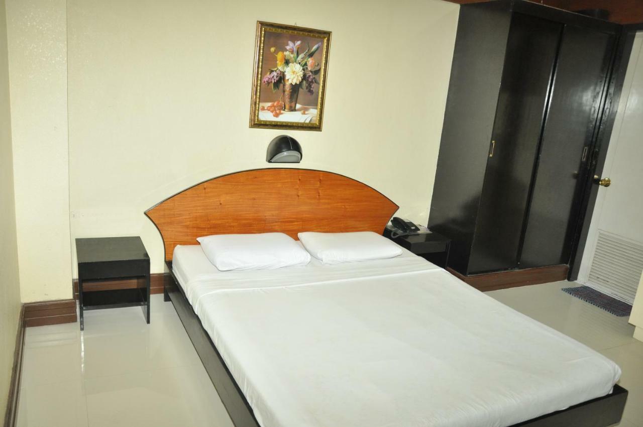 Paragon Hotel 2*