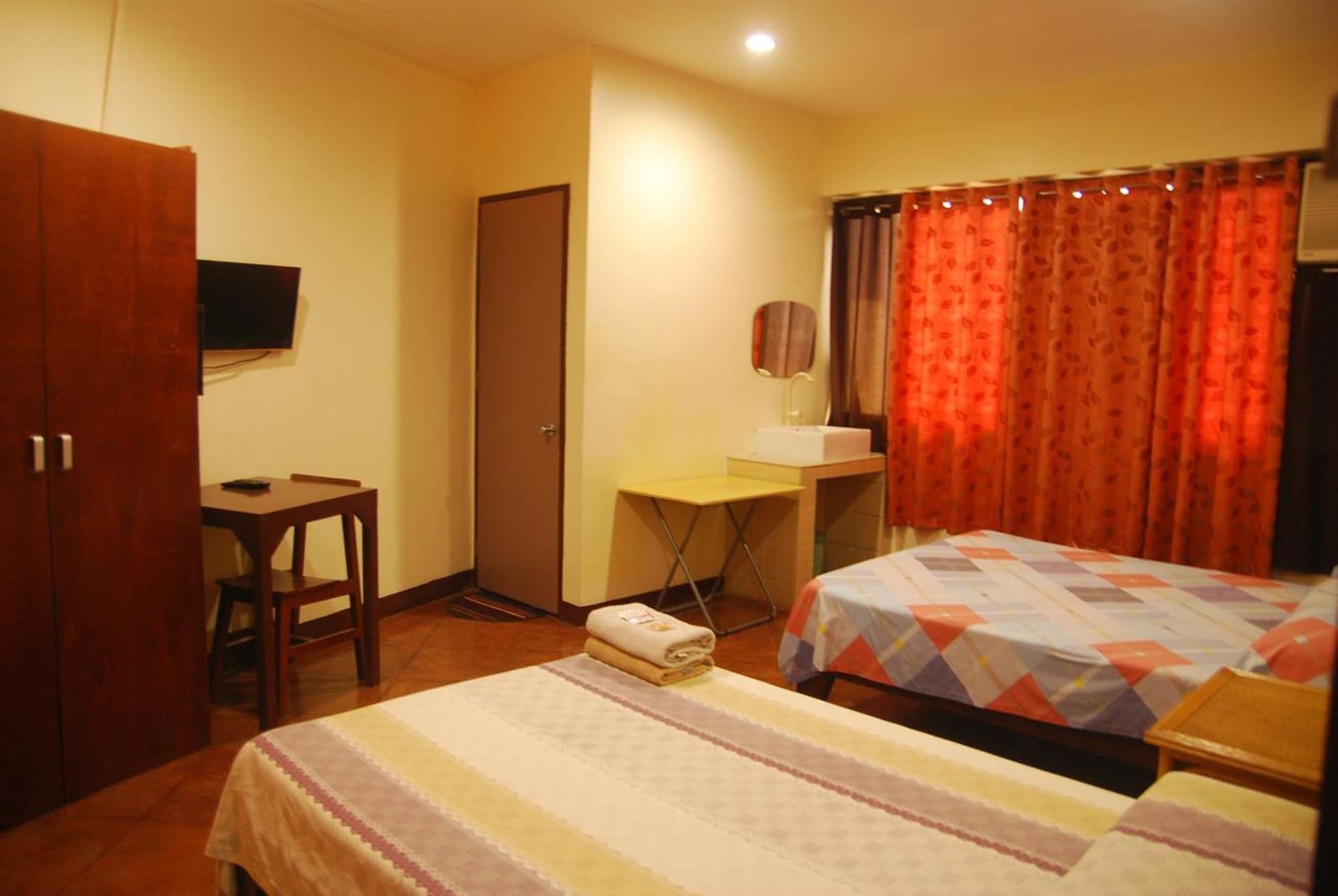 Centro Mactan Inn *