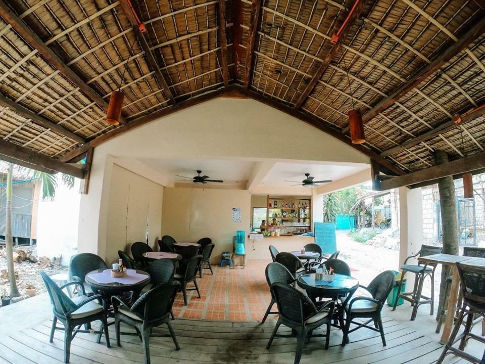 Pescador View - Beachfront & By The Ocean Hostels & Restaurant Moalboal * Moalboal